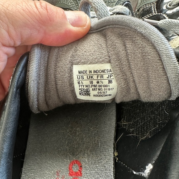 Adidas Black Superstar Sneakers with White Stripes and Red Sole Size 10 - Picture 6 of 9